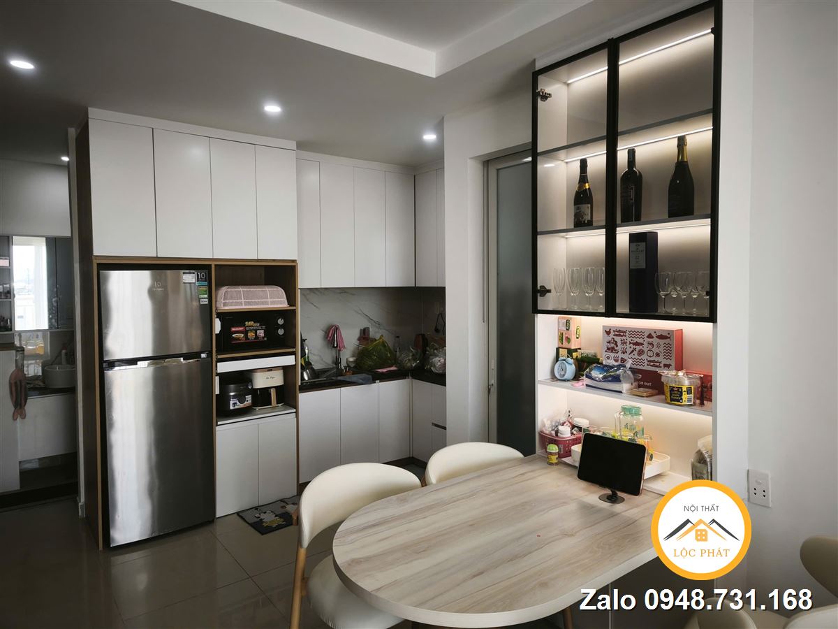 Tủ bếp kết hợp tủ rượu cánh kính thực tế