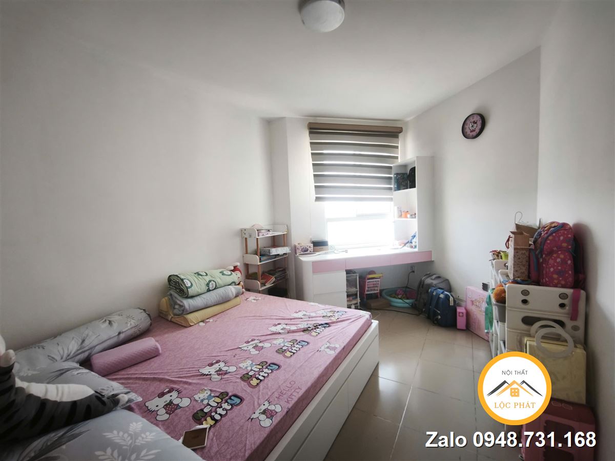 Phòng ngủ trẻ em giường hộp và bàn học liền kệ thực tế