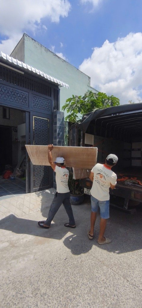 Tủ bếp chữ L màu xám hiện đại phối kính ốp xanh ngọc nổi bật