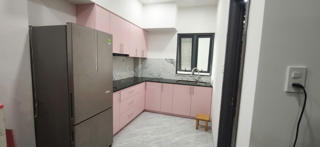 Bộ tủ bếp chữ L màu hồng pastel ngọt ngào và cá tính ở tầng lầu