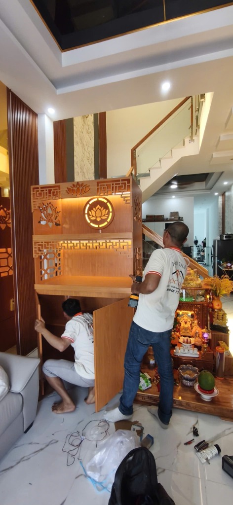 Thợ Lộc Phát lắp ráp tủ thờ CNC hoa sen tại nhà khách Rin
